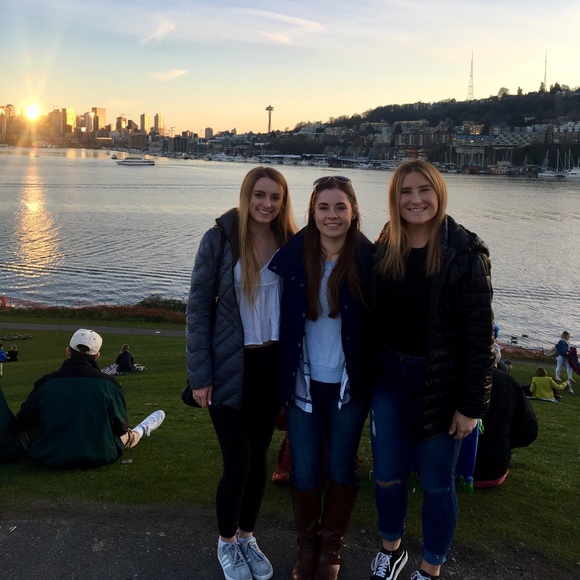 🌼 Meet Your Posher: Ray ☀️ - Picture 4 of 5